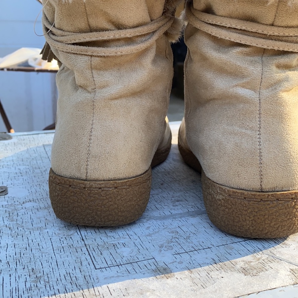 Faux Fur Merona Winter BootsColor: Cream-Tan Size: 8 - Picture 6 of 7
